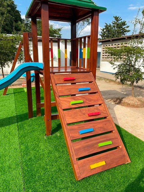 Torre de juegos en madera con tobogán instalada por Ingeniarte