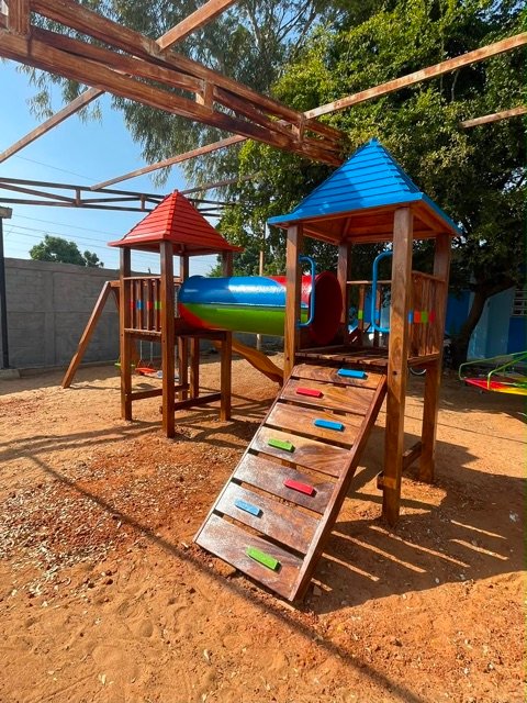 Estructura de juegos infantiles con rampa y toboganes de colores
