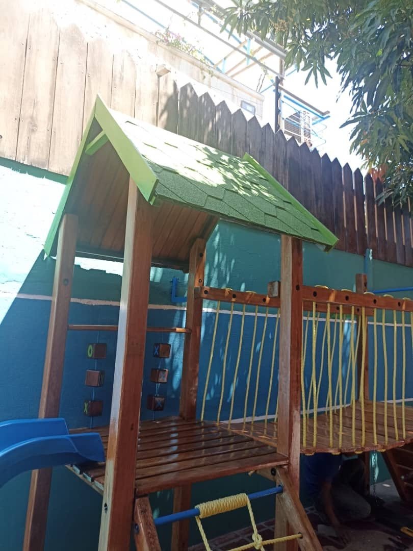 Parque de juegos infantiles instalado en el Colegio Santo Ángel