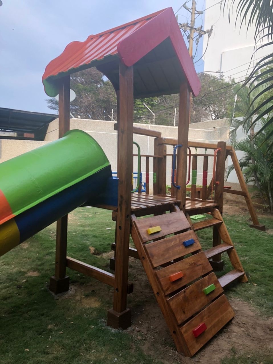 Juegos de exterior en madera instalados en la Residencia Valeria