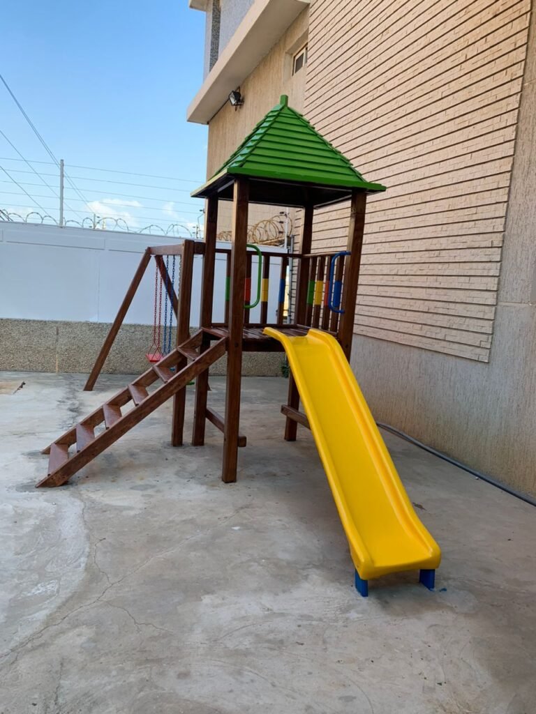 Estructura de juegos en madera con tobogán amarillo del proyecto Ventus 2