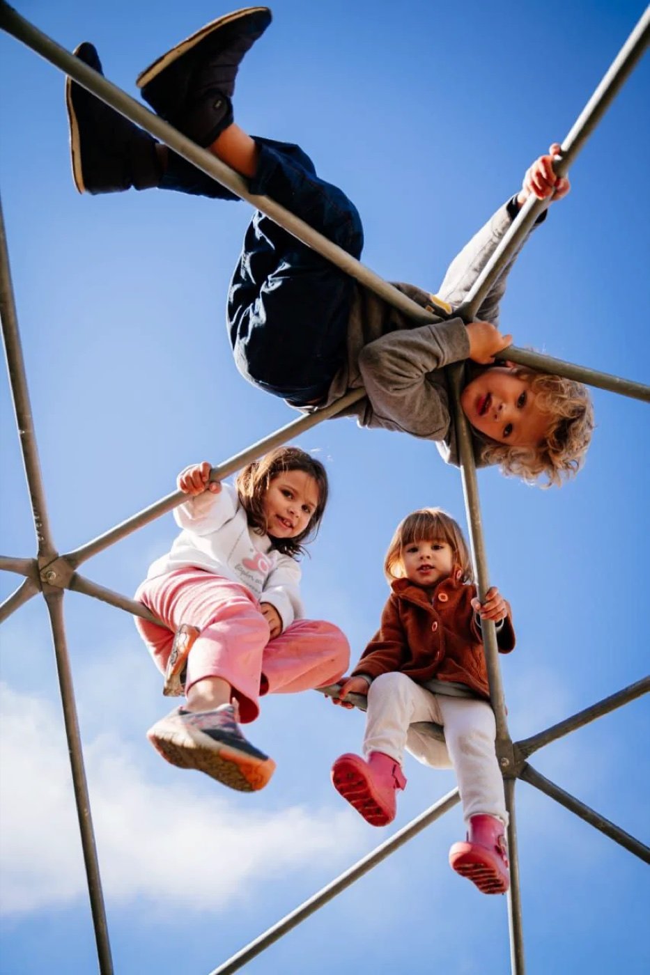 Niños jugando en un domo trepador de un parque instalado por Ingeniarte