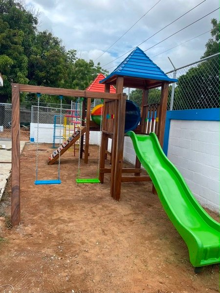 Módulo de juegos con techo azul y toboganes instalado por Ingeniarte