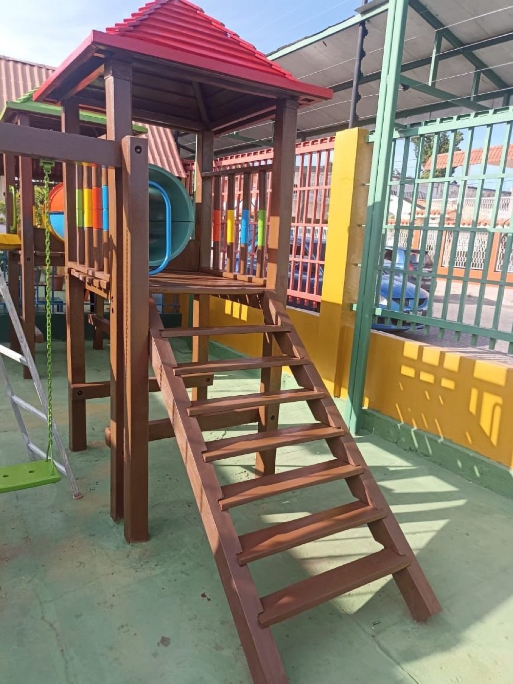 Parque infantil de madera del proyecto Colegio Manuel Muñez Tovar realizado por Ingeniarte