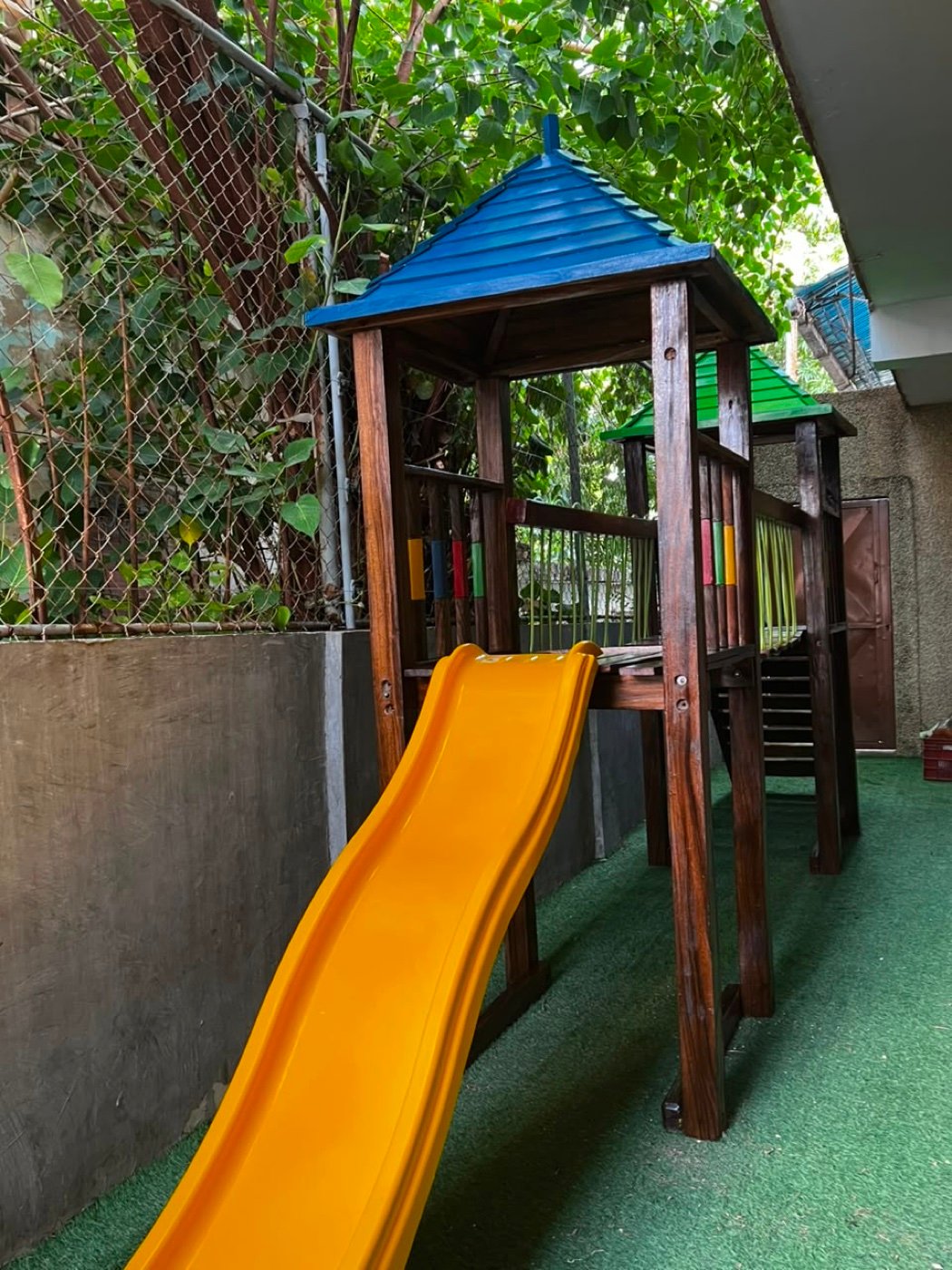 Parque infantil de madera con torres y tobogán fabricado e instalado por Ingeniarte en el Instituto Martin Luther King