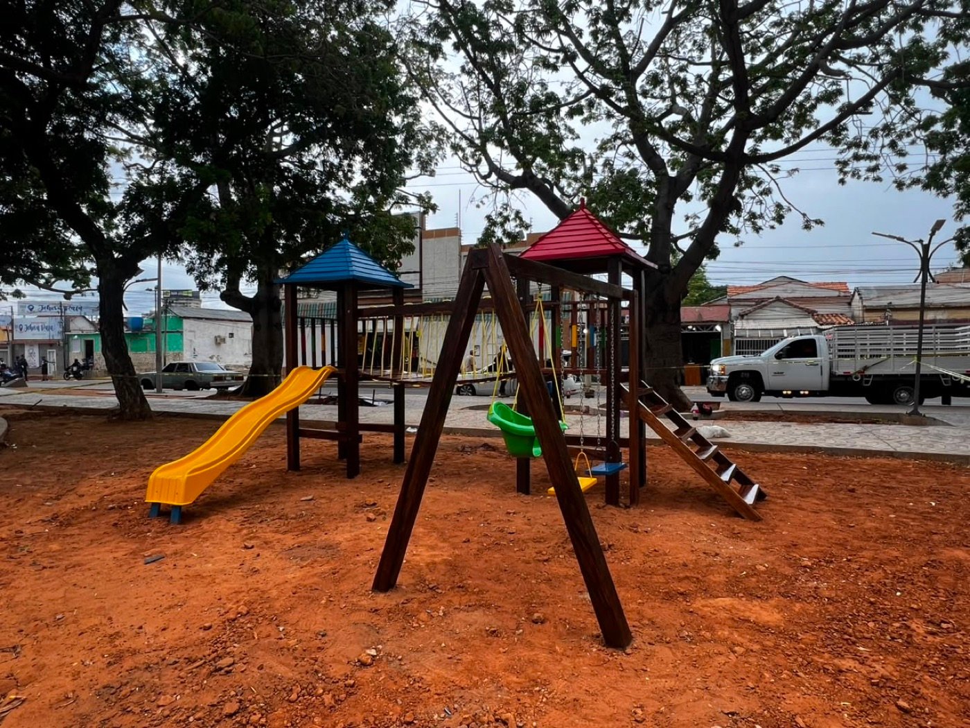 Parque infantil de madera con dos torres, tobogán tipo ola y columpios instalado por Ingeniarte en la Plaza Resistencia Indígena de Maracaibo