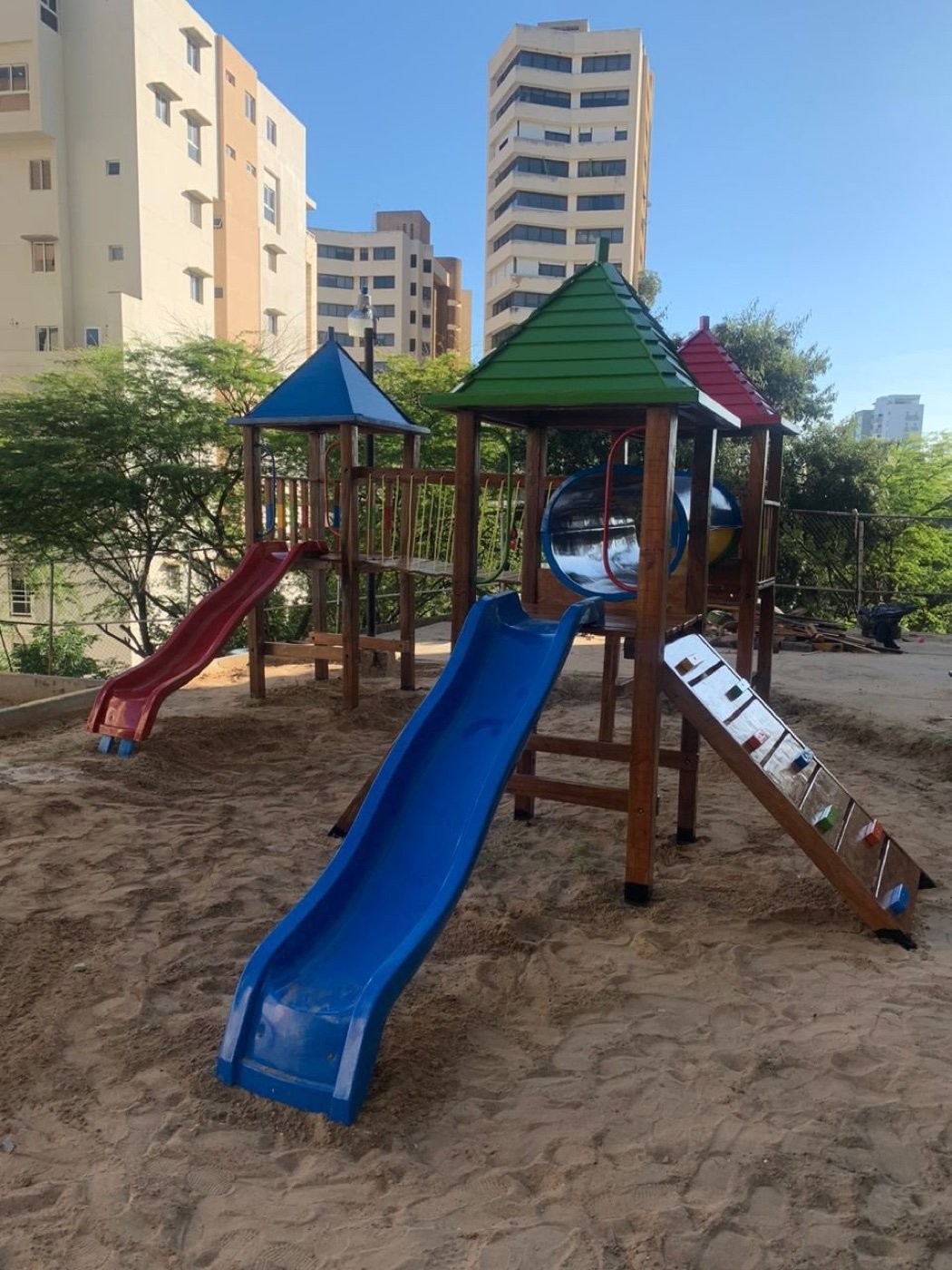 Parque infantil de madera del proyecto Residencias mirador realizado por Ingeniarte