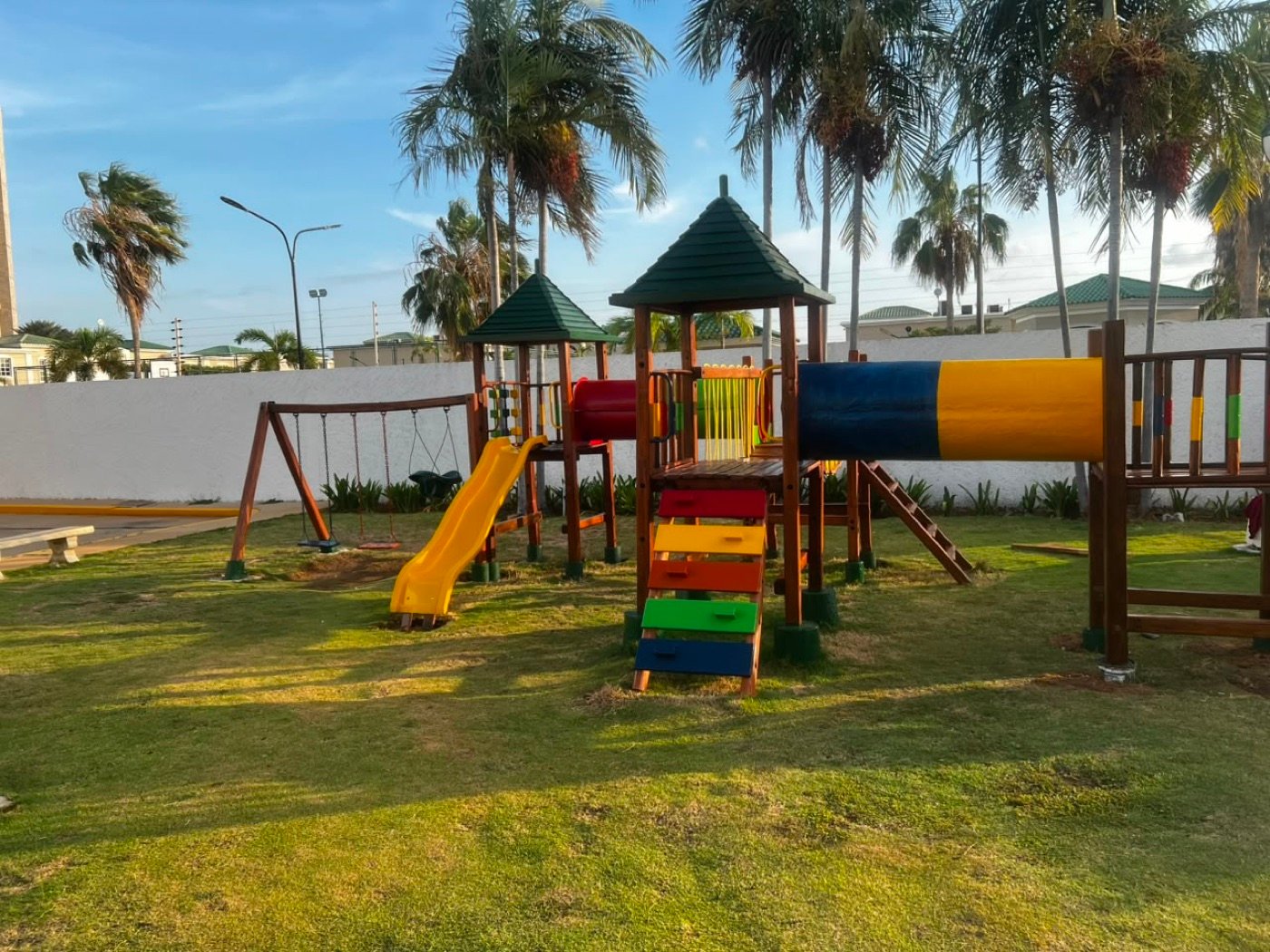 Gran parque infantil de madera con túnel tubular, toboganes y domo escalador instalado por Ingeniarte en la Urbanización Lago Country, Maracaibo