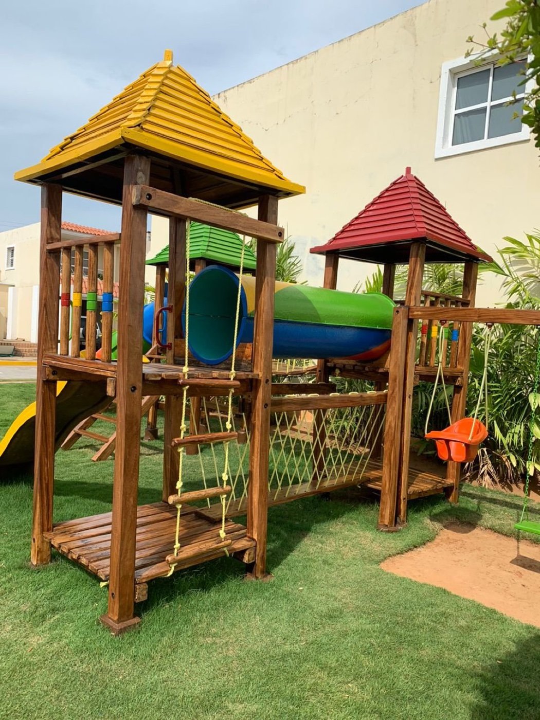 Parque infantil de madera del proyecto Villa costa dorada realizado por Ingeniarte