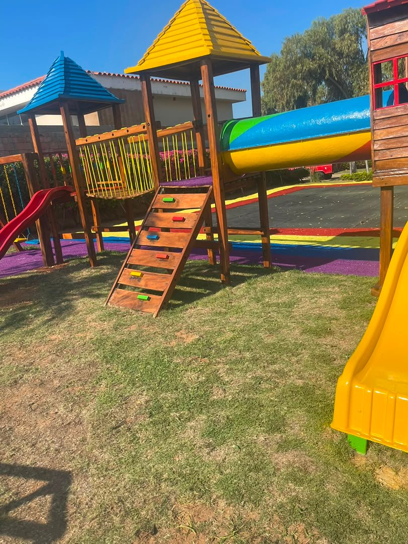 Torre de juegos con tobogán instalada por Ingeniarte