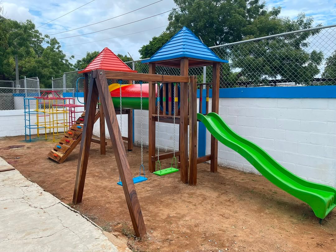 Parque infantil de madera en el patio de un condominio