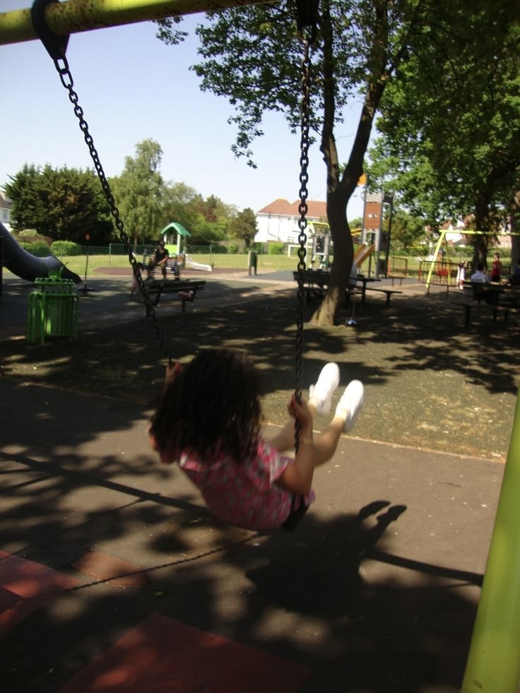 Niña jugando en un parque infantil de Ingeniarte