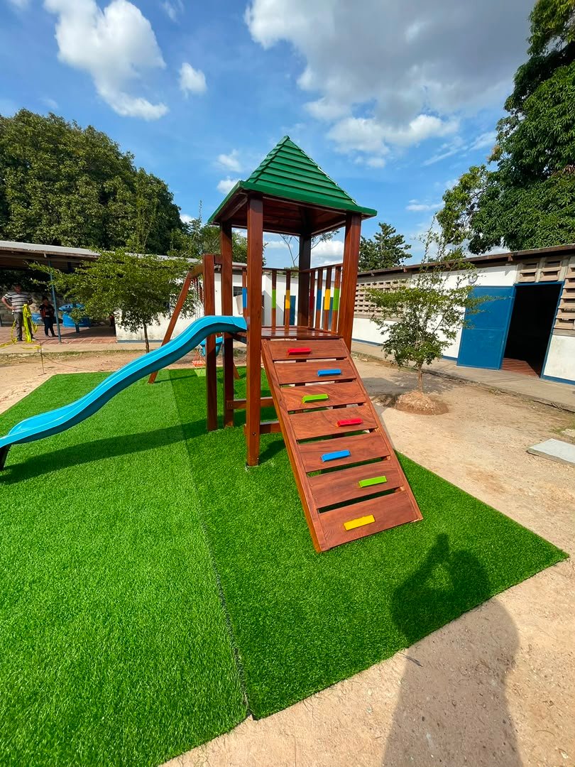Parque con tobogán y torre en un área residencial